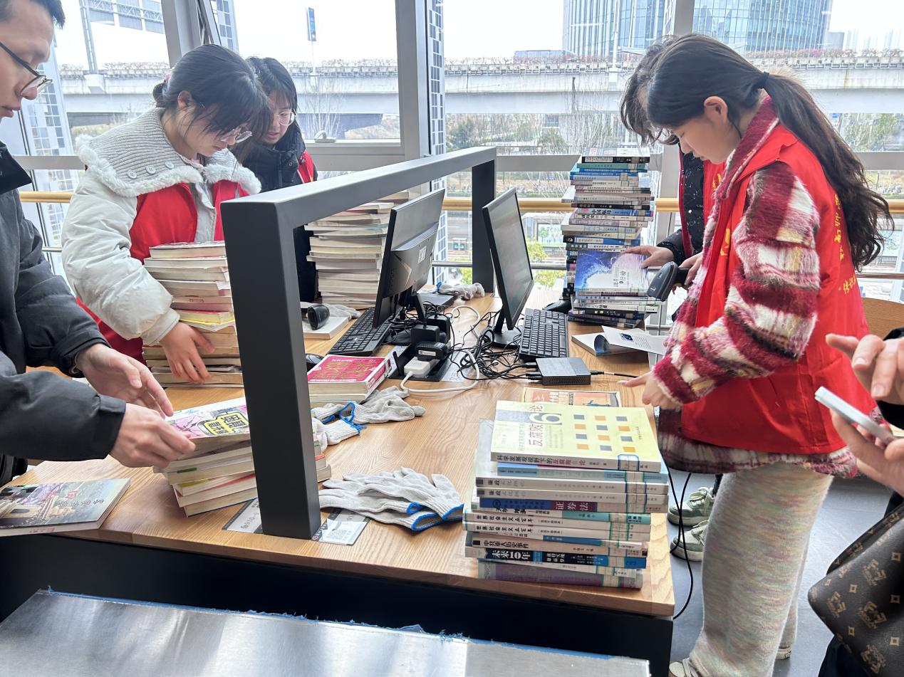 “学习雷锋精神 砥砺奋斗青春”文法系2025年学习雷锋月系列活动（二）法学241班赴赣州市图书馆开展学雷锋志愿服务活动
